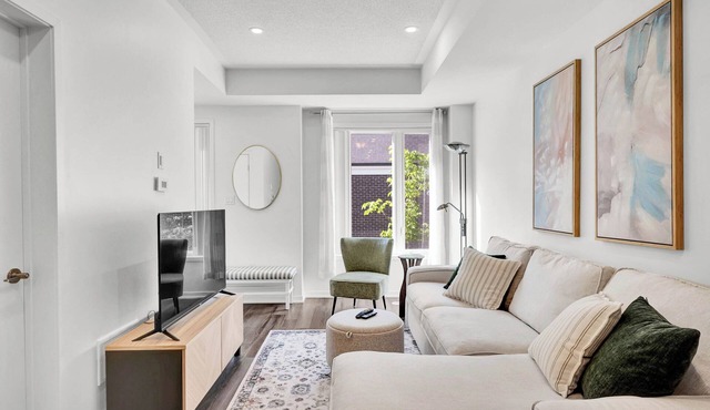 Modern 2-Bedroom 3 Bath Townhome Near Lake & Downtown in Toronto