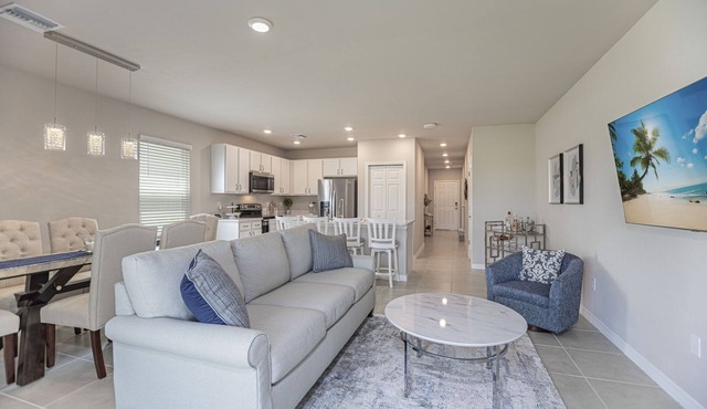 Modern and Spacious 3 bedroom Townhome in Naples
