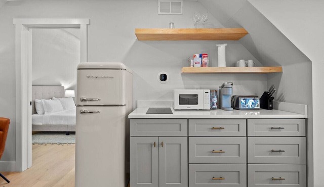 Modern Comfort Meets Historic Charm with Parking & Dog-Friendly in Denver