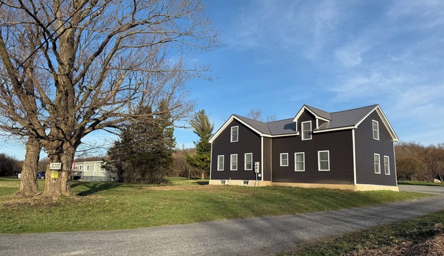 Modern, peaceful escape 2-bedroom apartment in enjoyable Watertown with WiFi, AC in Watertown