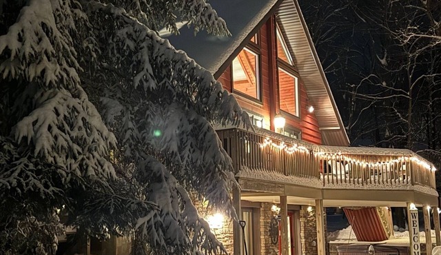 “Mountain Escape-7BR, Game Room, Fire Pit Close to Skiing and Trails!” in Lake Harmony