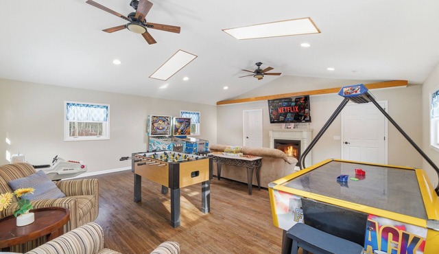 Movie Theater, Gameroom, Hot tub, Secluded, Firepit, Pets in Dingmans Ferry