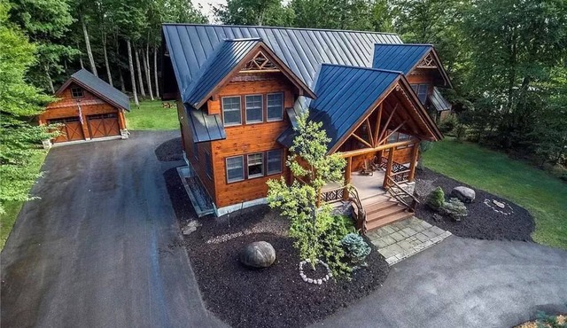 New Large Adirondack Lodge with Pond Waterfront and A/C in Old Forge