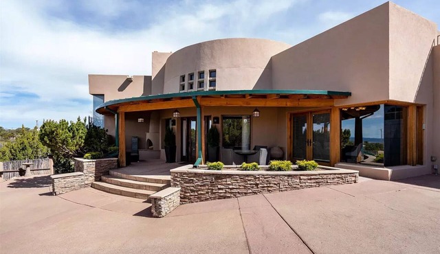 NEW ON VRBO! El Camino Stunning home Dale Ball trails Santa Fe Ski Area Forest in Santa Fe