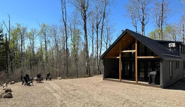 Newly built luxurious cabin with hot tub, jacuzzi and bbq grill and fire-pit!