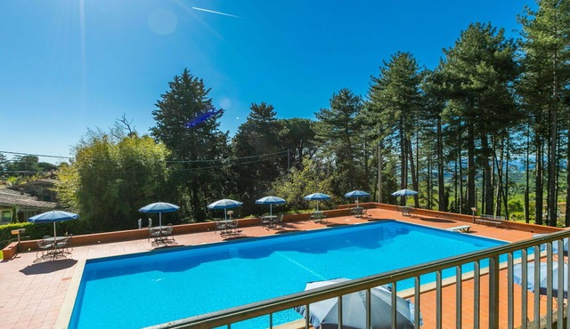 Nice apartment in villa for 4 people with pool, WIFI, TV, terrace, pets allowed and panoramic view