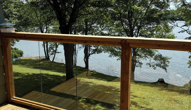 Noah’s private three bedroom lakefront cottage. in Hectanooga