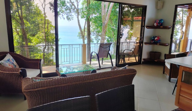 Ocean view Casa Gauguin. Forget your worries in this spacious and serene space. in Playa dominicalito