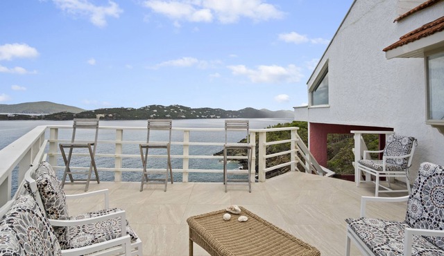 Oceanfront Cliffside Home! 4 Min Walk to the Beach in St Thomas