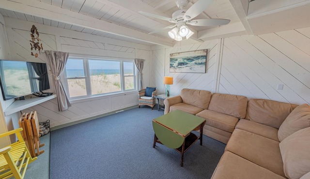 Oceanfront Cottage - 3 bedroom & 2 bathrooms - Great Ocean Views - Pet Friendly in Kill Devil Hills