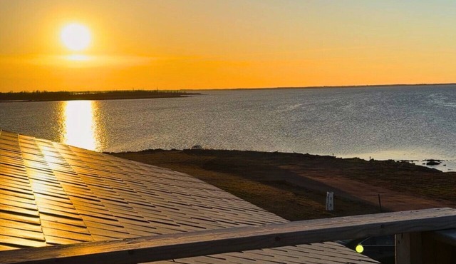 Oceanfront Cottage w/Upper Balcony View in Summerside