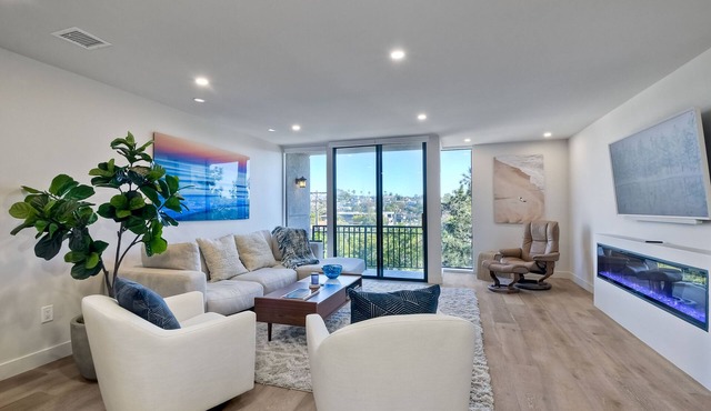 Oceanfront | Luxury Remodel | Pool | Walk 2 Dining in Encinitas