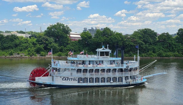 ❤️OF DOWNTOWN NASHVILLE/On the RIVER/2 KNG BDS/2 BA/Walk 2 ALL. BROADWAY🎸/POOL in Nashville