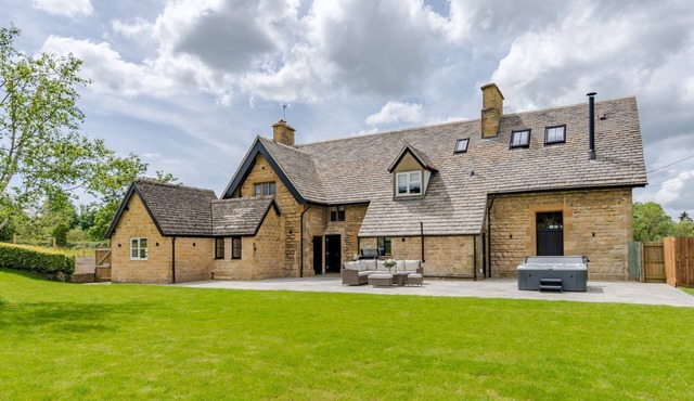 Old Laundry - a sudeley castle cottage that sleeps 12 guests in 6 bedrooms