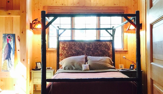 ON LAKE &GORGEOUS Big porches,Fireplace & private dock. Cashiers 3 mi Downtown in Cashiers
