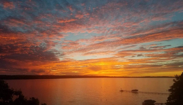 ON LAKE: Private Beach, Central Air, Kayaks, Sunsets,Boat Dock & Clean Swimming! in Auburn