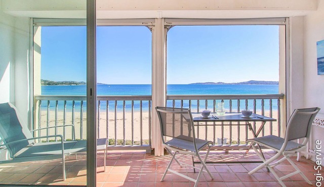 On the beach renovated flat 6 persons