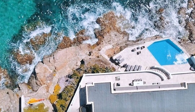 One of a kind! Waterfront villa. Unforgettable experience 6 bedrooms 6 bathrooms Swimming pool Air conditioning