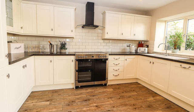OULTON BARN HOUSE, family friendly, with a garden in Tarporley in Tarporley