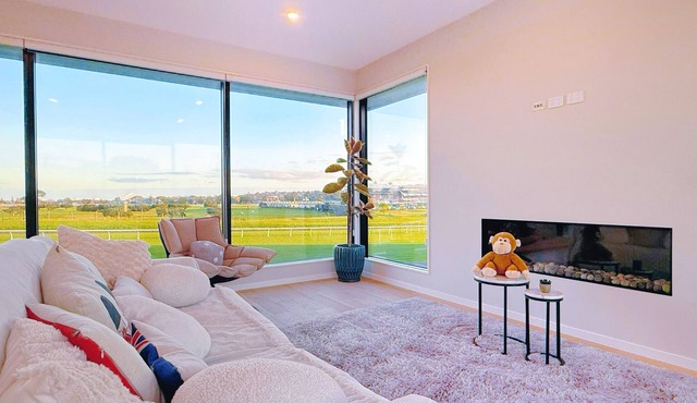 Panoramic Racecourse View - A Quiet Family Villa Over the Turf in Auckland