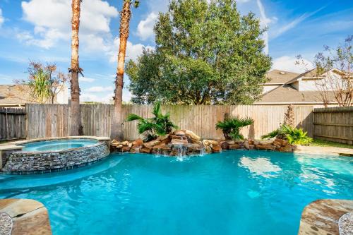 Perfect Getaway with POOL, SPA, and Private Gym in Spring