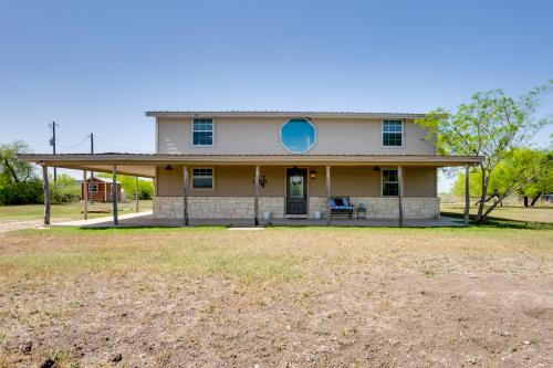 Pet-Friendly Cabin on 3 Acres: 7 Mi to Uvalde!