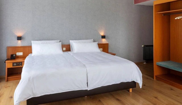 Pet -Friendly Double Bed Stay | Near Bürgerpark (1.06 mi away) in Darmstadt