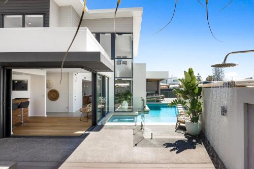 Pet friendly Luxury stay walk to beach in Buddina