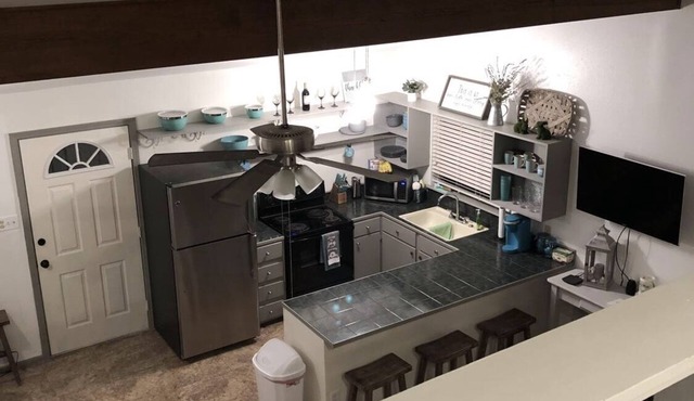 PET FRIENDLY MAIN STREET LOFT, WALKING DISTANTANCE TO OLD TOWN TOMBALL in Tomball