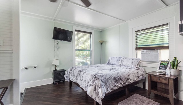 Pet friendly studio on 2nd level with a full bathroom and kitchen in Gainesville