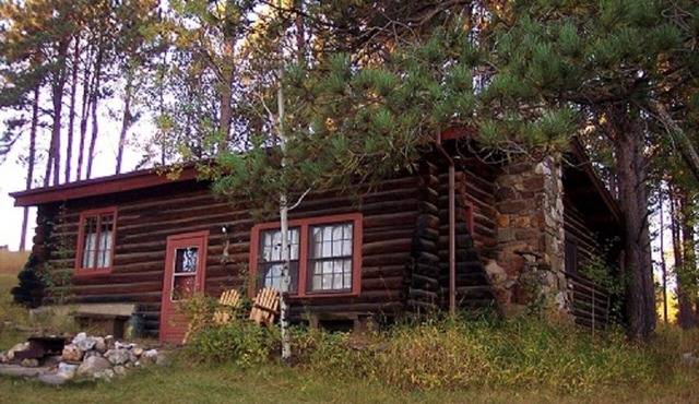 Pine Crest- Historic 3 bedroom Log Cabin built in the 1930's by the CCC. in Custer
