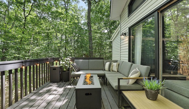 Poconos Chatham Continental - Hot Tub & Fire Pit! in Bushkill