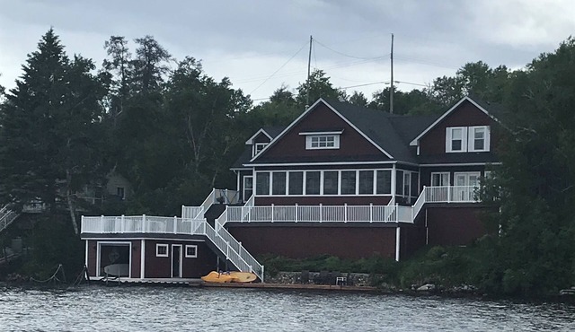 Premium Year-round lakefront Cottage. Bring the entire family or 2 Pet friendly