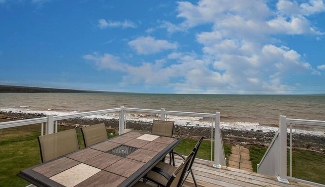 Private beachfront cottage in Canning