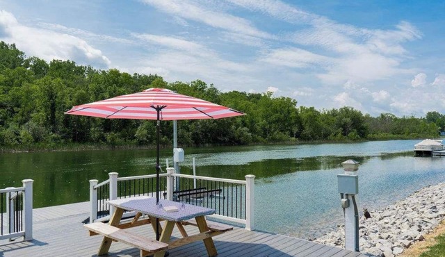 Private Canal Access Cottage with Game Room in Waterloo