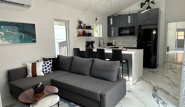 Private guest house with king bed & loft. Deck with hot tub and putting green