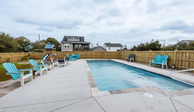 PRIVATE King Suite, POOL, outdoor shower,coffee bar,fridge,microwave, beach in Kill Devil Hills