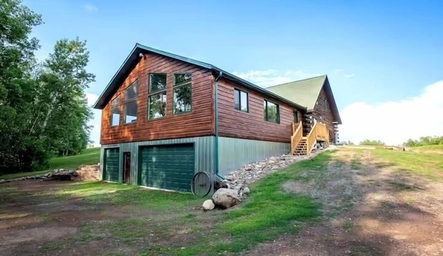 Private Log Home With Sauna and Hot Tub in Mora