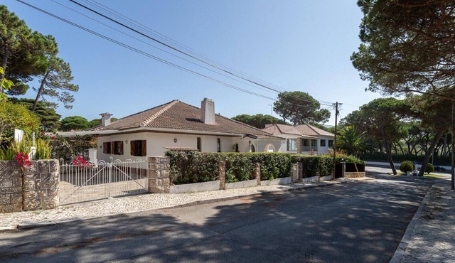 Private Sintra Retreat with Bar & Garden in Colares
