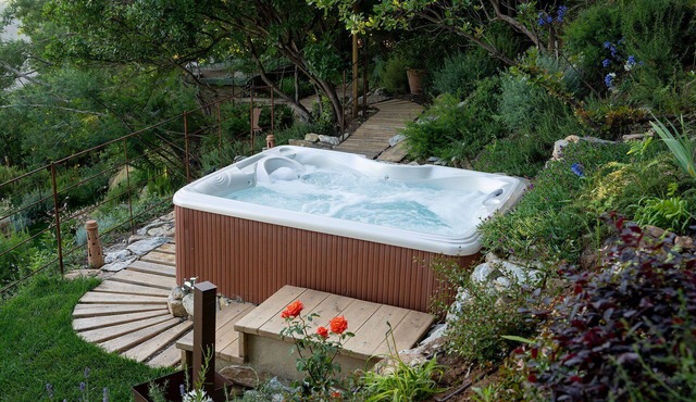 Private Villa with A/C, hot tub, sauna, WIFI, balcony, panoramic view, close to Forte Dei Marmi in Seravezza