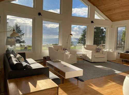 Private Waterfront Luxury with Hot Tub and Barrel Sauna in St. Peter's