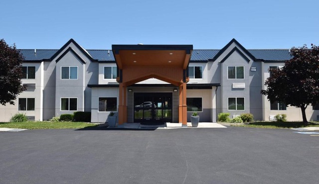 Quality Inn & Suites Watertown Fort Drum in Calcium