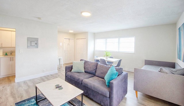 Queen Bed + Twin 1 Block to Beach Heated Pool in Deerfield Beach