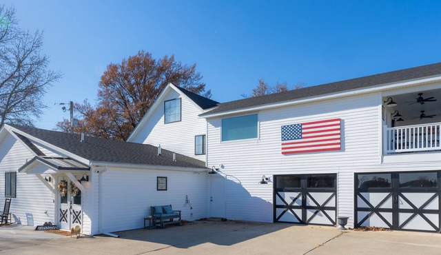 Quiet new farmhouse, sleeps 8-10 with huge kitchen and side yard, & gas grill! in Marissa