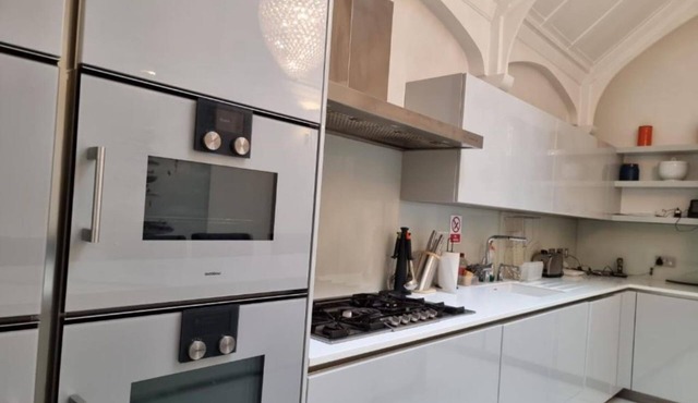 R5-Compact Single Room-Top Floor in London