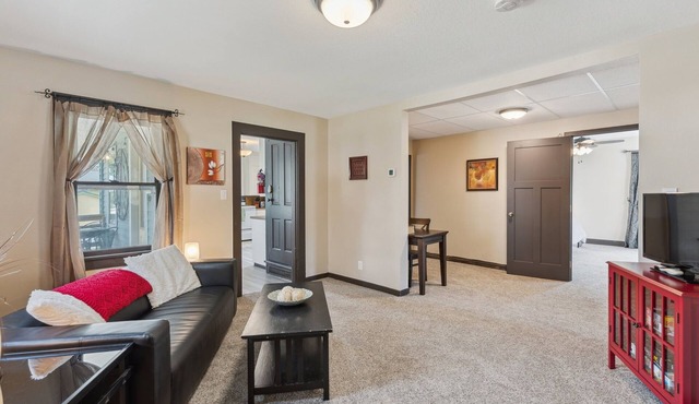 Red Hibiscus House - 3 Blocks from Lake Pepin in Lake City