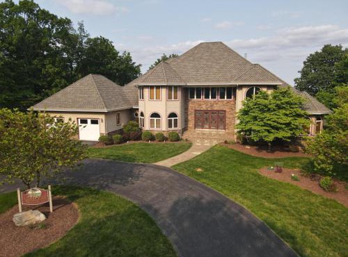 Redbud Keep - Unique Features, Movie Set Decor, Grill, Wifi, Family Friendly, Hiking, Billiard Table, Movie Theater Room, Fireplace, Golfing, View, 2 King Beds in Hedgesville