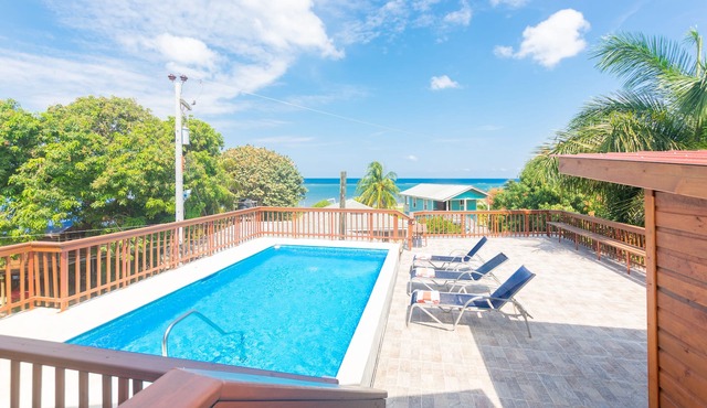 Relaxing and comfortable setting for the whole family at this peaceful place. in Roatan