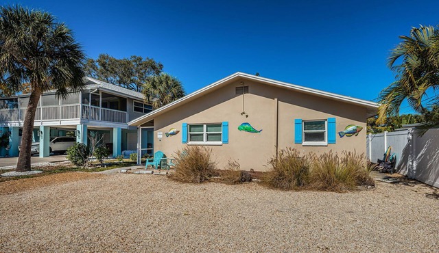 Remodeled Clean , Bright Indian Rocks Beach Villa. Pet Friendly in Indian Rocks Beach