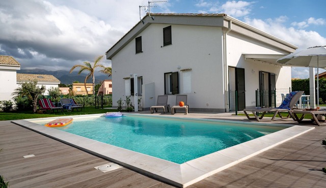 Residence Salinelle Beach VILLA VULCANO 4 WITH SHARED POOL in Lascari
